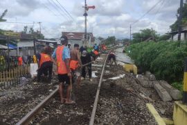 Daop 7 Madiun lakukan perbaikan dan penggantian prasarana KA