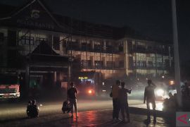 Api melalap bangunan Mapolda Banten berhasil dipadamkan