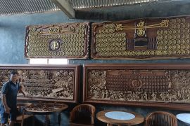 Perajin kaligrafi kayu jati di Bojonegoro keluhkan sepi pembeli saat Ramadhan