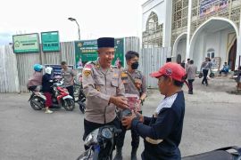 Polres Jayapura bagikan100 takjil ke warga tingkatkan toleransi