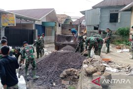 Satgas TMMD bersama warga percepat pelangsiran material di Agam