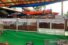 Berburu kurma di Pasar Minggu, dari Tunisia madu hingga Al Meera