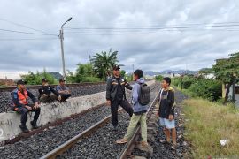 KAI Divre IV Tanjungkarang ingatkan warga tidak lakukan aktivitas di sekitar jalur kereta api
