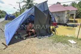 Korban banjir Tebo mengungsi di tenda darurat