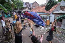 Permainan tradisional menggunakan sarung
