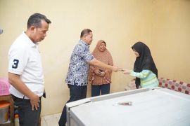 Kadindik sampaikan bantuan Gubernur Jatim untuk siswa putus sekolah