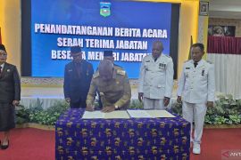 Gubernur: Bupati dan Wakil Bupati Wondama leburkan perbedaan politik