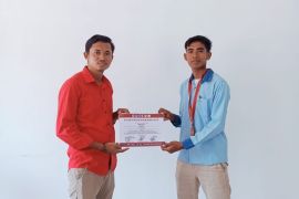 Mahasiswa STKIP Harapan Bima serahkan Medali dan Piagam Usai Juara di Kejurnas Pencak Silat