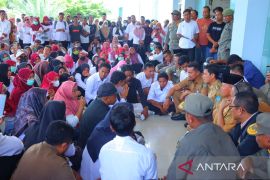 Terima massa Forum CASN dan PPPK, Bupati Dompu janji akan kawal hingga pusat