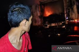 Petugas gabungan menangani truk terbakar di Tol Kanci-Pejagan Cirebon