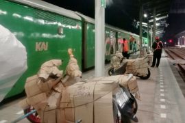 KAI Cirebon menyediakan layanan angkutan motor gratis mudik Lebaran