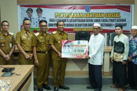 Pemkab HSS salurkan bansos untuk LKSA dan keluarga kurang mampu