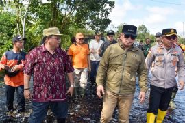 Bupati Kubu Raya salurkan bantuan untuk korban banjir di Sungai Ambawang