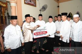 Malam ke-9 Ramadan, BRK Syariah salurkan Program CSR untuk Masjid Al Falah Kuansing