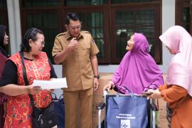 Pemkab Sleman serahkan bantuan alat bantu kursi roda dan kruk Program JPS