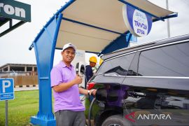 Pelanggan isi data kendaraan listrik di SPKLU Tol Solo-Ngawi