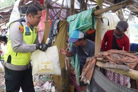 Polres Tasikmalaya membagikan bantuan paket sembako kepada pemulung
