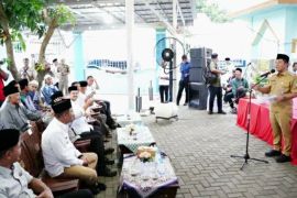 Bupati salurkan insentif para guru ngaji dalam kegiatan tarawih keliling