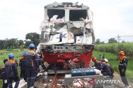 Kereta Api Kertanegara tabrak truk pengangkut pupuk di perlintasan tanpa palang pintu