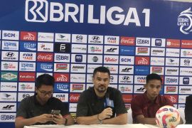 Liga 1: Carlos Pena nilai kartu merah untuk Maciej Gajos tidak adil