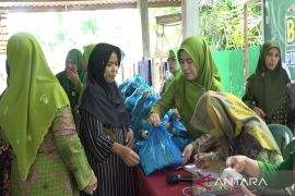 PC Muslimat NU Amuntai gelar pasar murah di Desa Teluk Sarikat