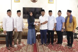 Wako Payakumbuh dampingi Wagub Sumbar serahkan bantuan beasiswa