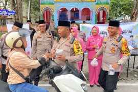 Kapolres Meranti dan Bhayangkari bagikan takjil ke pengguna jalan