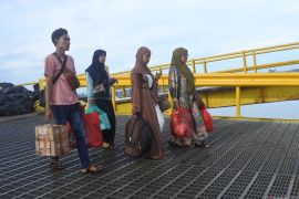Warga Pulau Sapudi mudik awal di Pelabuhan Jangkar