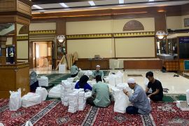 Masjid Al-Azhar bagikan 700 takjil per hari selama Ramadhan