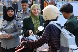 Imigrasi Surabaya bagikan ratusan paket takjil ke pengendara