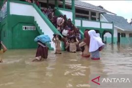 Siswa di Kabupaten Batanghari meski kondisi banjir tetap melaksanakan pembelajaran