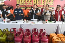 Polri ungkap modus pengoplosan LPG beromzet miliaran di Bali