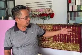 Dahlan pengusaha tenun Sambas kembangkan usaha lewat modal dari Bank Kalbar