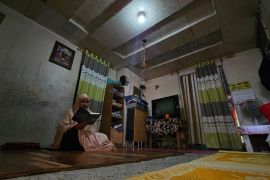 Donasi pegawai PLN beri sambungan listrik gratis bagi keluarga prasejahtera