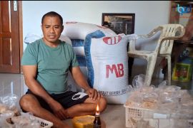 Agus kembangkan usaha tempe dengan modal dari Bank Kalbar