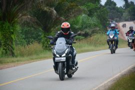 Tips berkendara saat cuaca hujan dan banjir dari Asmo Kalbar