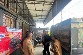 Sat Reskrim Polres Kampar cek isi kemasan Minyakita di beberapa toko