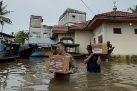 Bantu warga terdampak banjir, Kapolsek langgam salurkan sembako