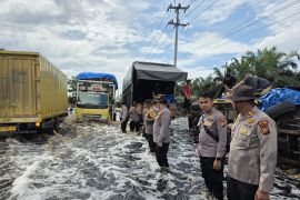 Banjir rendam Jalintim Pelalawan, kendaraan kecil dilarang melintas