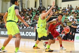 Wasit IBL umumkan keputusan lewat pengeras suara