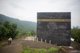 Masjid miniatur Ka'bah di Gunungkidul Page 1 Small
