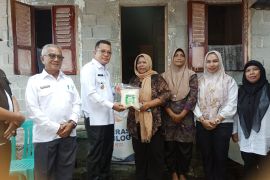 Wabup Belitung serahkan bantuan untuk korban angin kencang