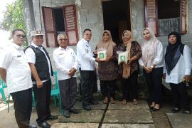 Korban angin kencang di Belitung terima bantuan pangan