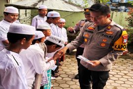 Kapolsek Banjarmasin Timur berbagi kebahagiaan dengan anak panti asuhan