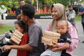 ITDC bagikan takjil Ramadan bagi pengunjung The Mandalika Lombok