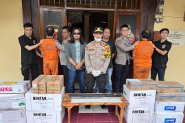 Polisi Sukabumi ekspos dua buronan kasus pencurian obat pertanian