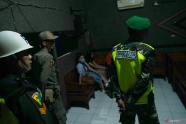 Petugas razia kafe karaoke yang nekat beroperasi selama Ramadhan