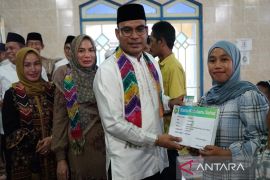 Safari ke dua, wakil bupati berikan bantuan di dua kecamatan