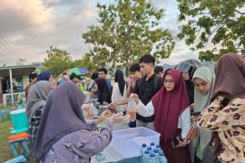 Mahasiswa UNG antusias jualan takjil untuk danai kegiatan