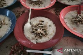 Masjid Raya Al-Mashun Medan bagikan 1.000 porsi bubur sup pedas setiap hari selama Ramadhan
